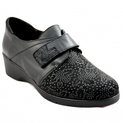 Bona Moda 97250 - Zapatos de Mujer de Piel Negra con Motivos Florales en la Punta Pequeña Cuña